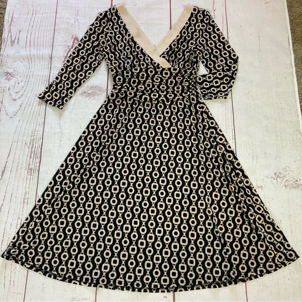 Sandra Darren Size 8 3/4 Sleeve Dress Black Chain link Print Stretch Knit V Back